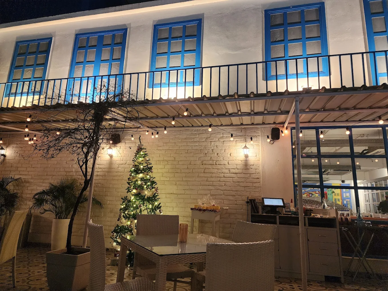 La Artisan Bistro