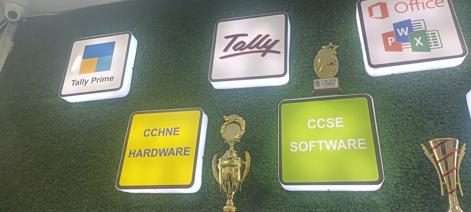 Coms Tech It World